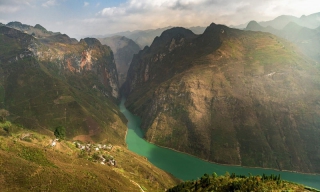 Hẻm Tu Sản Hà Giang - Kỳ Quan Ẩn Dưới Chân Đèo Hùng Vĩ