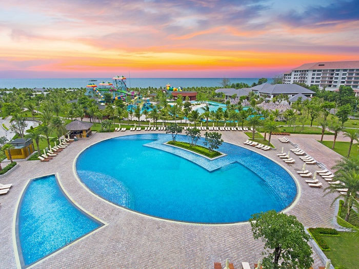 Bể bơi ở VinOasis Phú Quốc